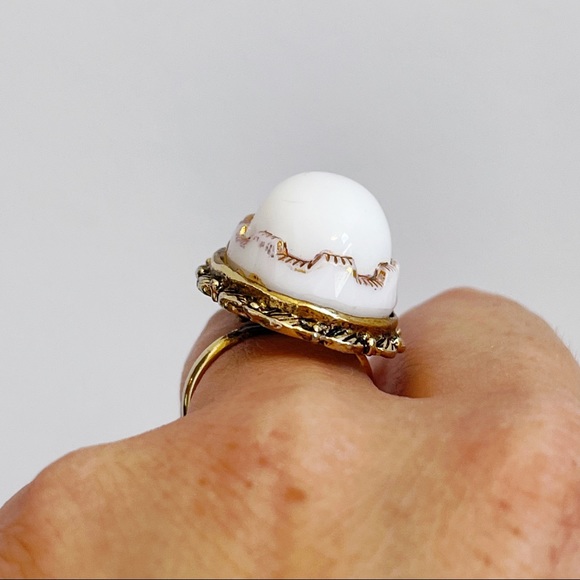 Vtg Gold Tone White Faux Agate Oval Statement Ring - Picture 3 of 11